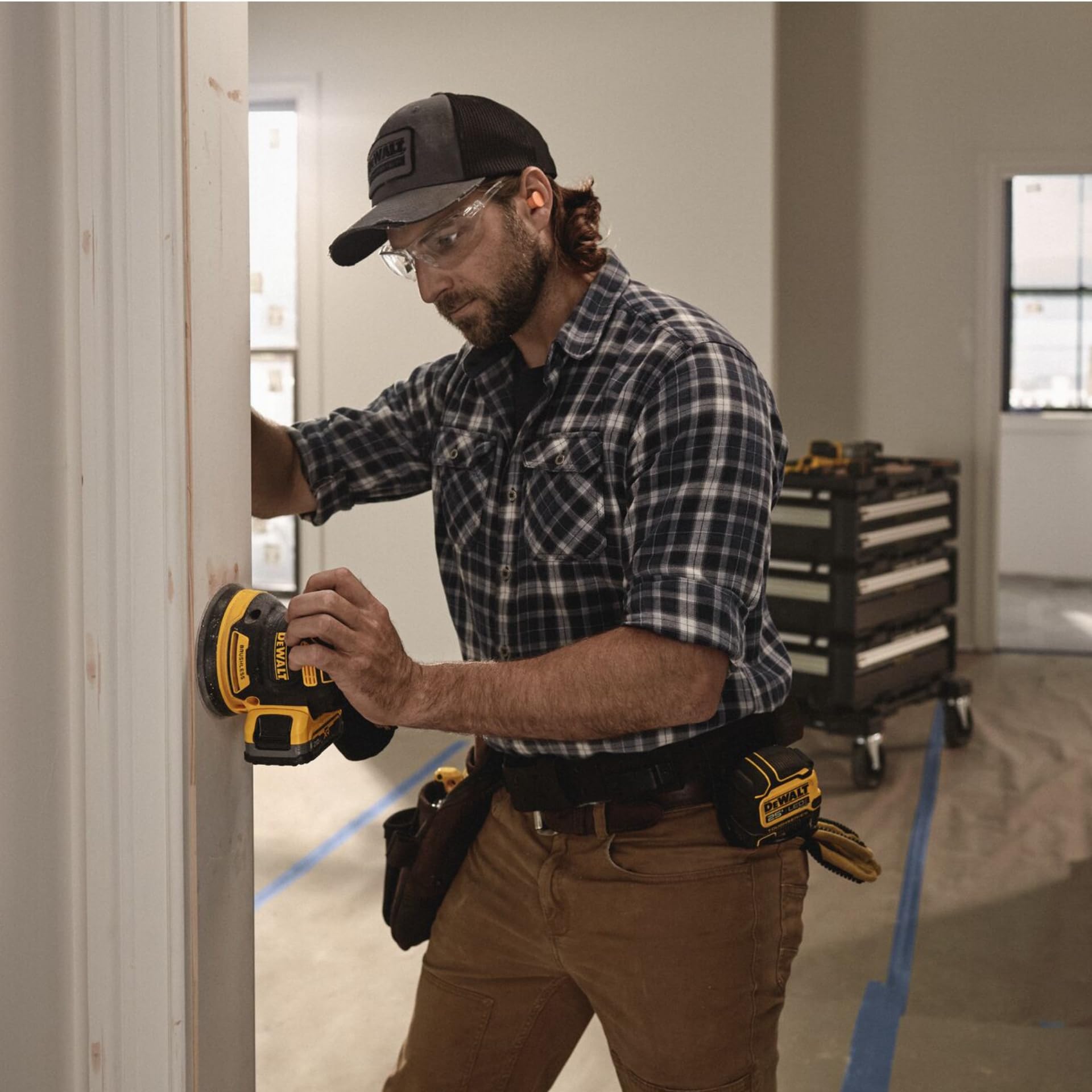 dewalt-dcw210nt-xj-lijadora-rotorbital-sin-escobillas-xr-18-v-125-mm-con-malet-n image 3