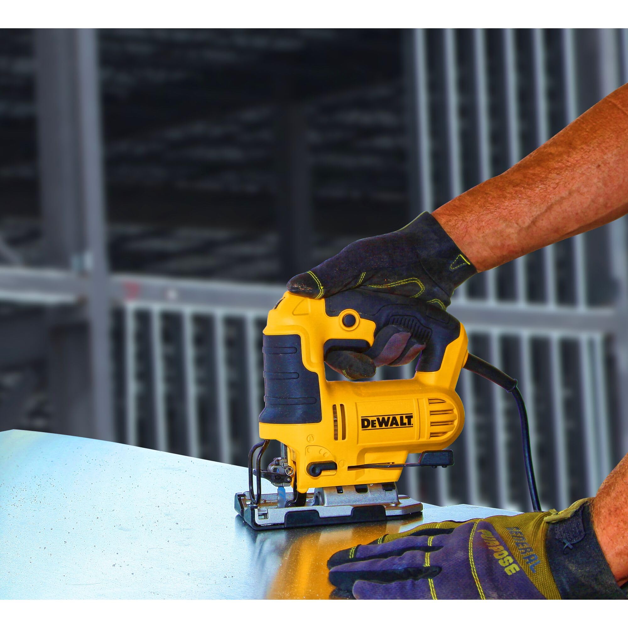 dewalt-dwe349-sierra-de-calar-el-ctrica-650-w-con-electr-nica-regulaci-n-de-velo image 3
